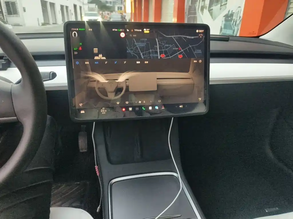 Tesla Model 3 — миниатюра 6