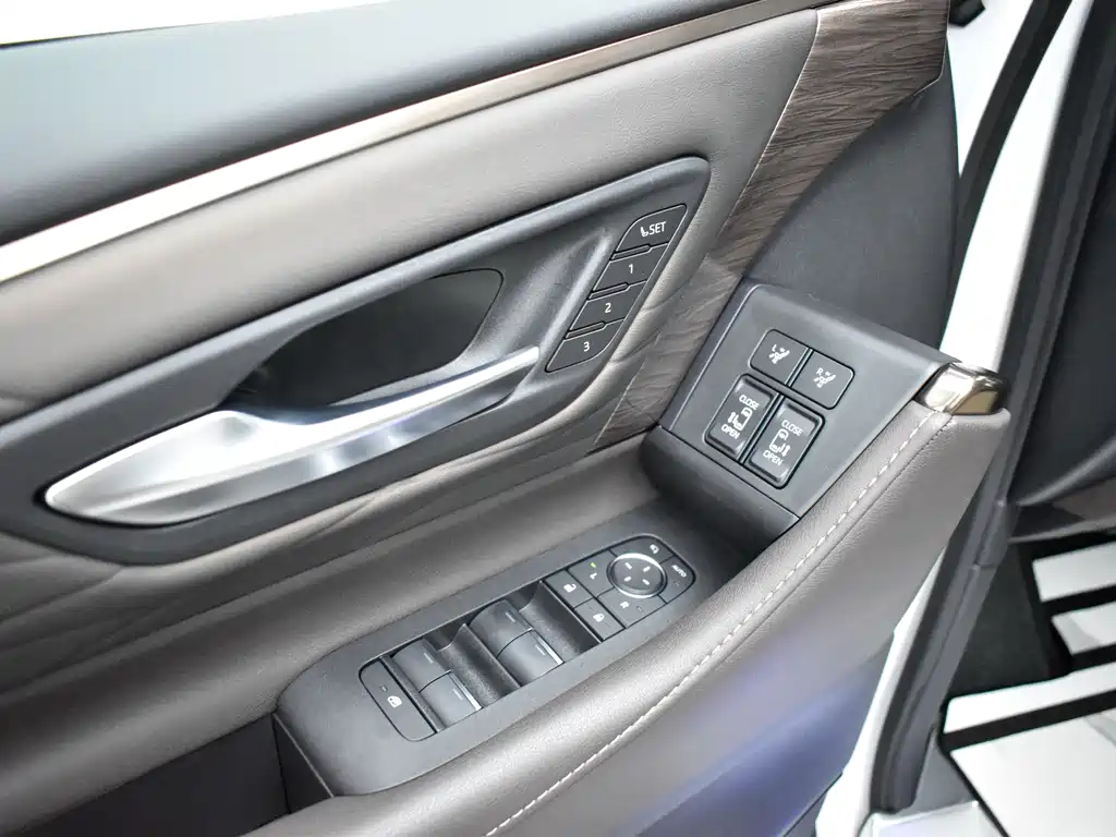 Toyota Alphard — миниатюра 17