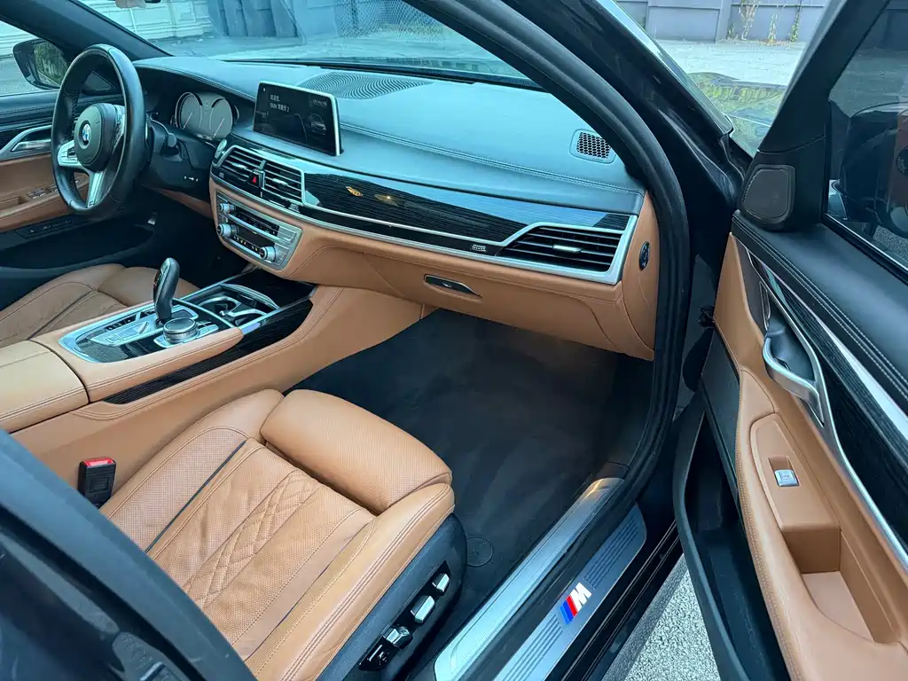 BMW 7 Series — миниатюра 14