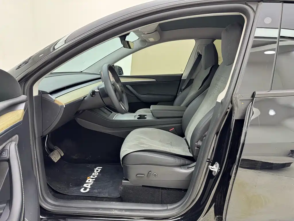 Tesla Model Y — миниатюра 9