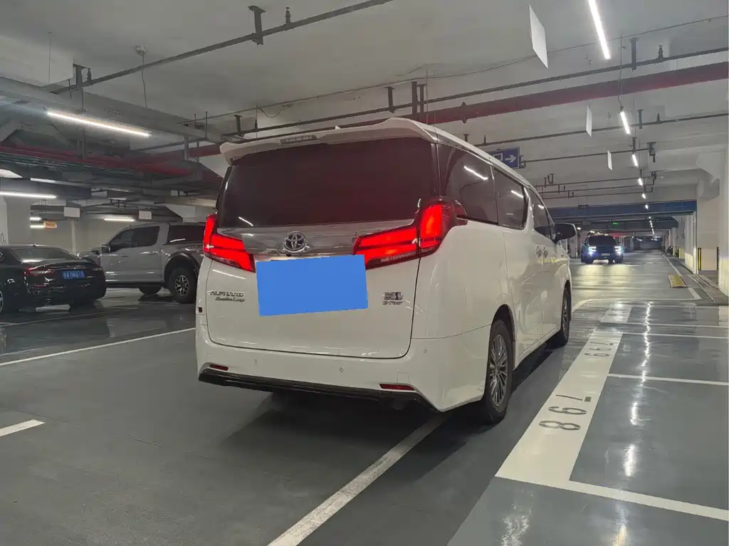 Toyota Alphard — миниатюра 4