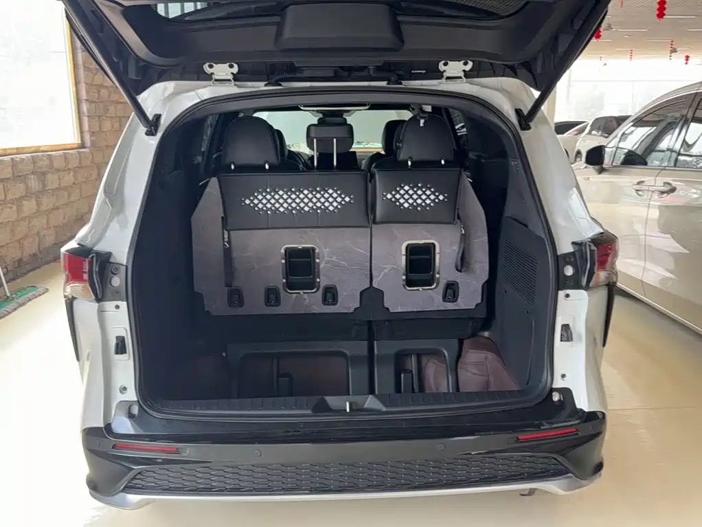 Toyota Granvia — миниатюра 8