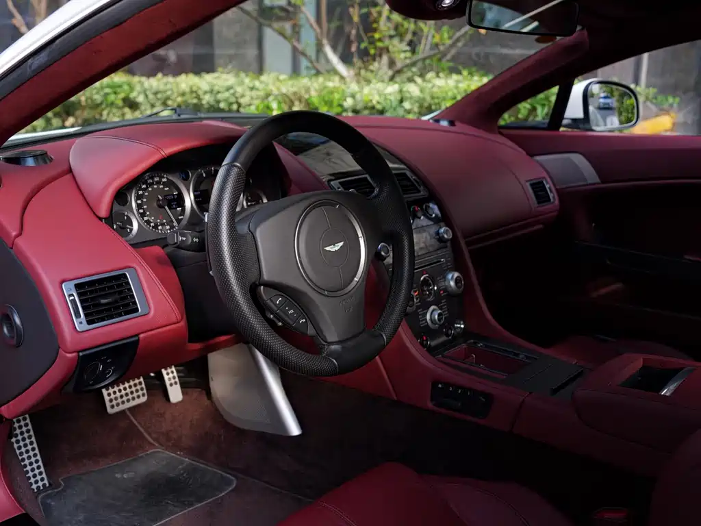 Aston Martin V8 Vantage — миниатюра 9