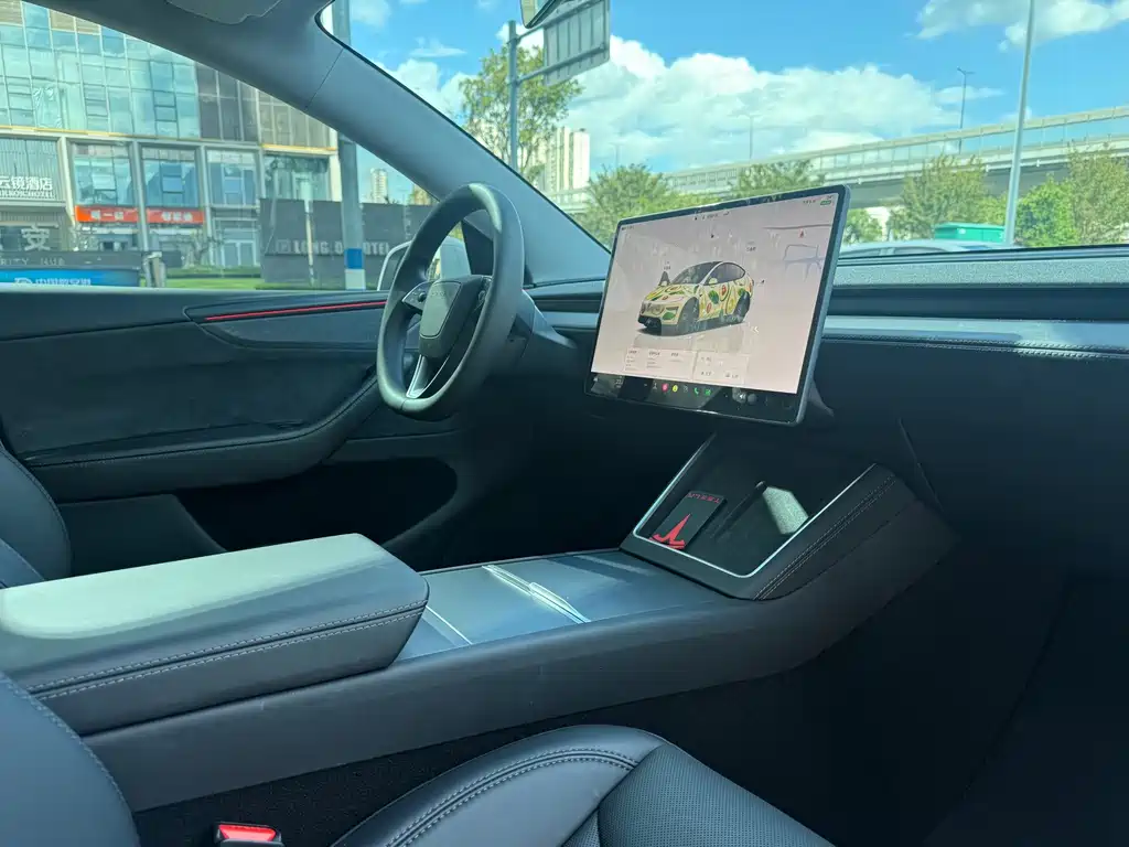Tesla Model Y — миниатюра 10
