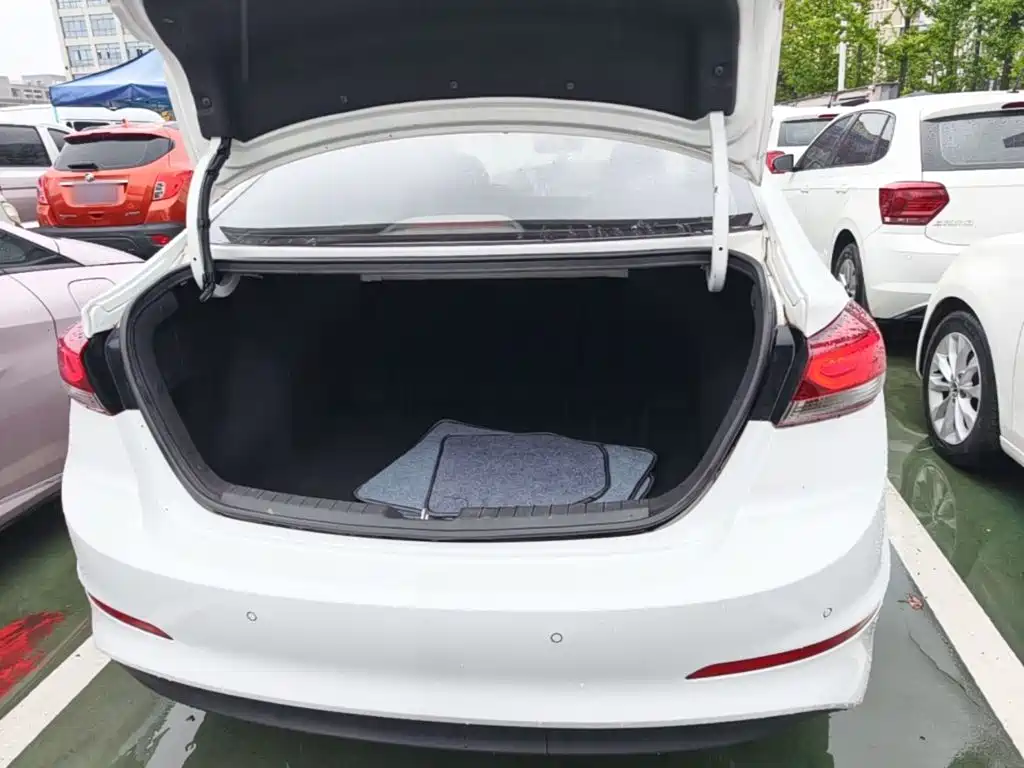 Hyundai Elantra — миниатюра 19