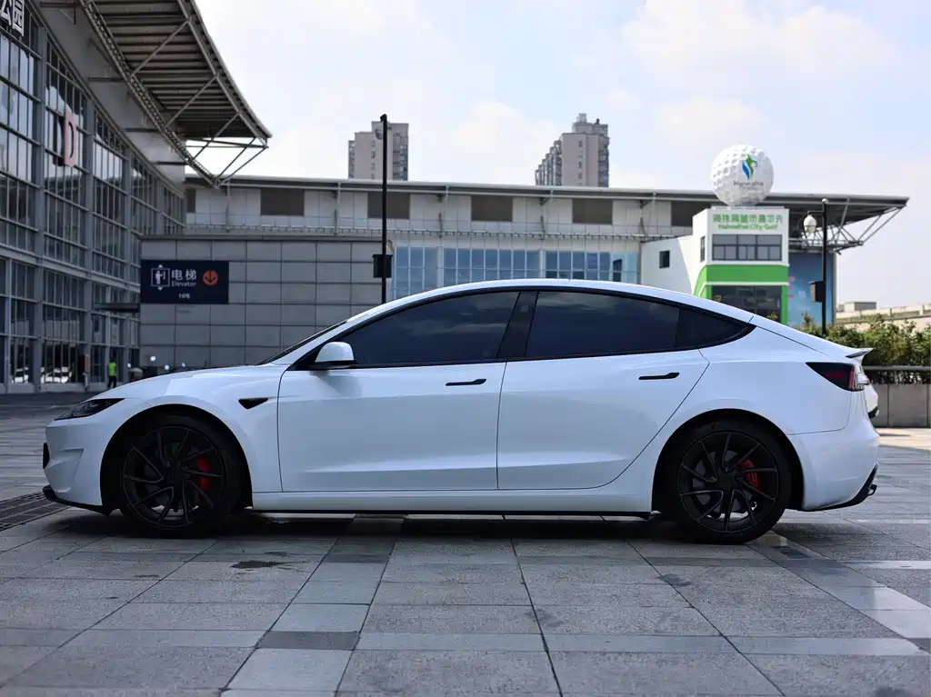 Tesla Model 3 — миниатюра 7