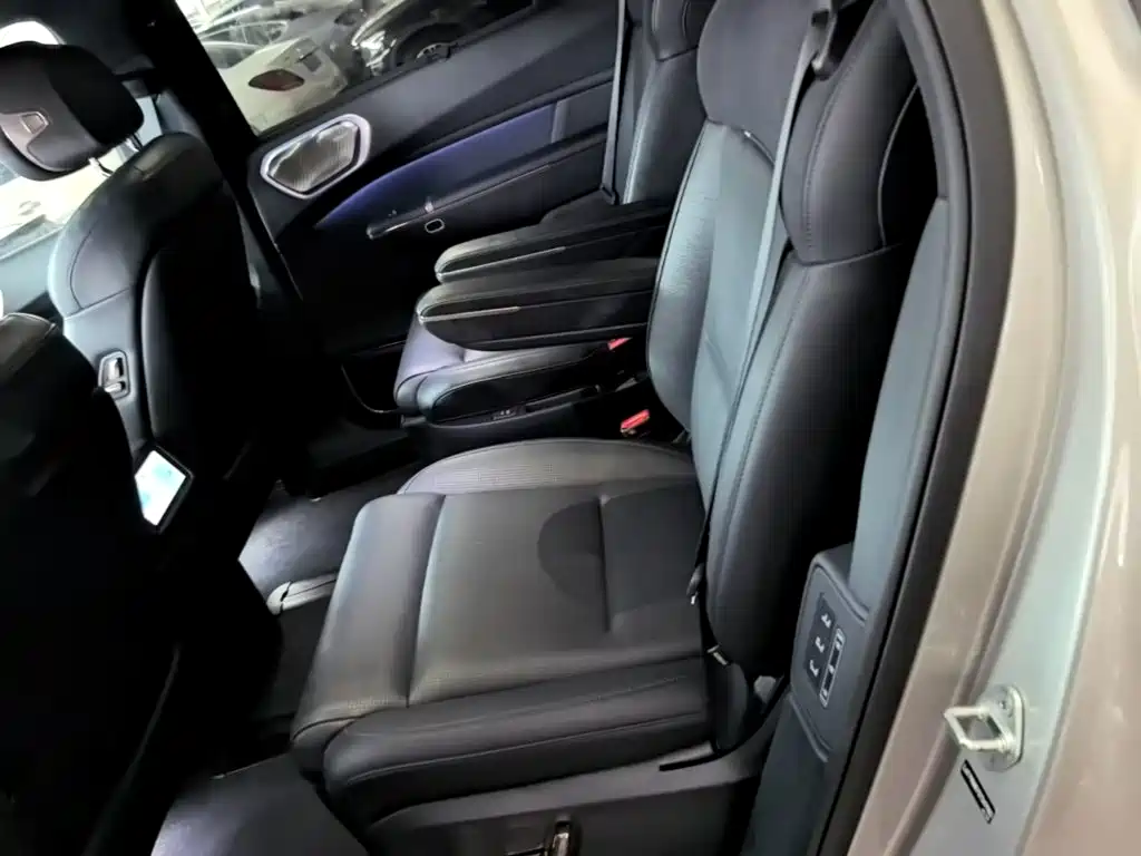Lynk & Co 900 — миниатюра 17