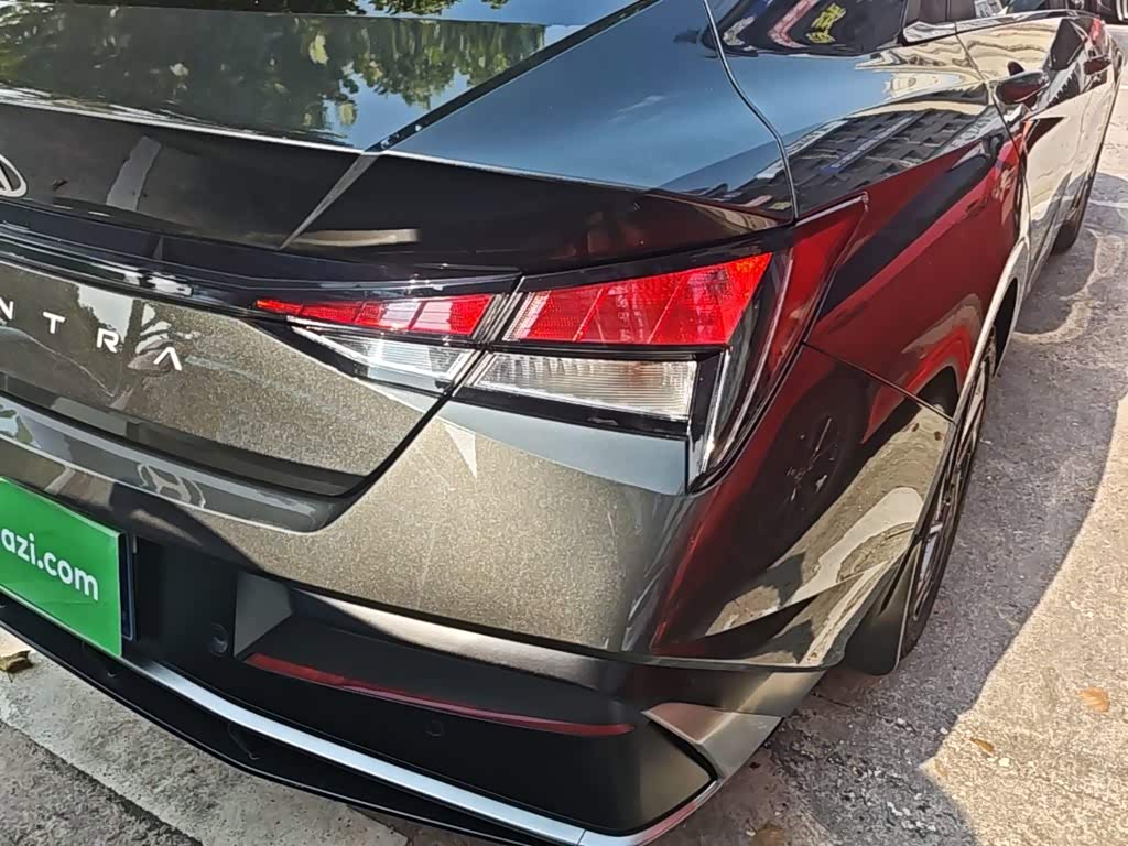 Hyundai Elantra 1.5 л 2025 г. Серебристо-серый, пробег 6800 км
