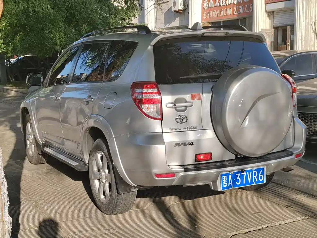Toyota RAV4 — миниатюра 4
