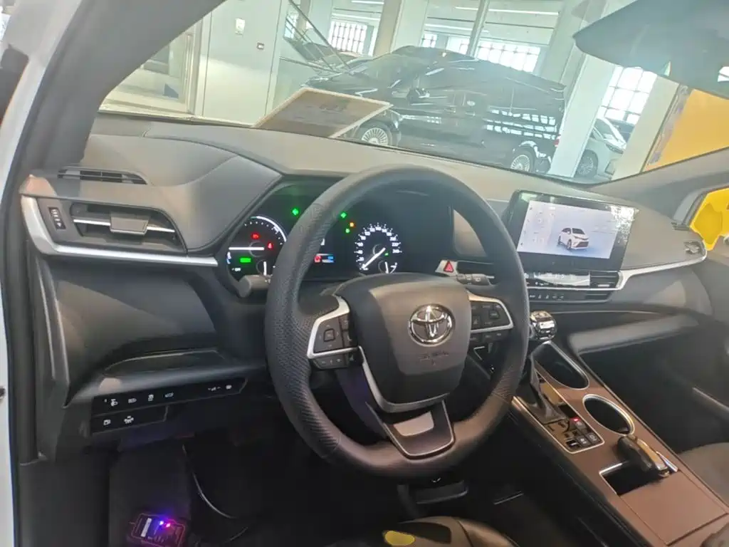 Toyota Granvia — миниатюра 10