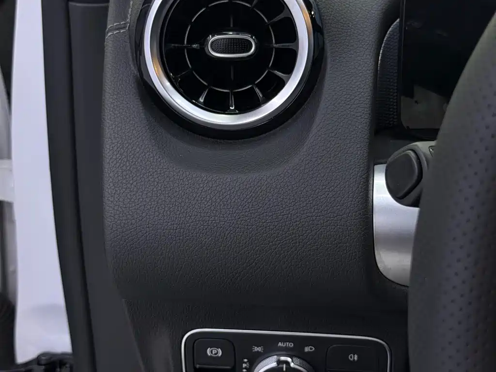 Mercedes-Benz GLB — миниатюра 12