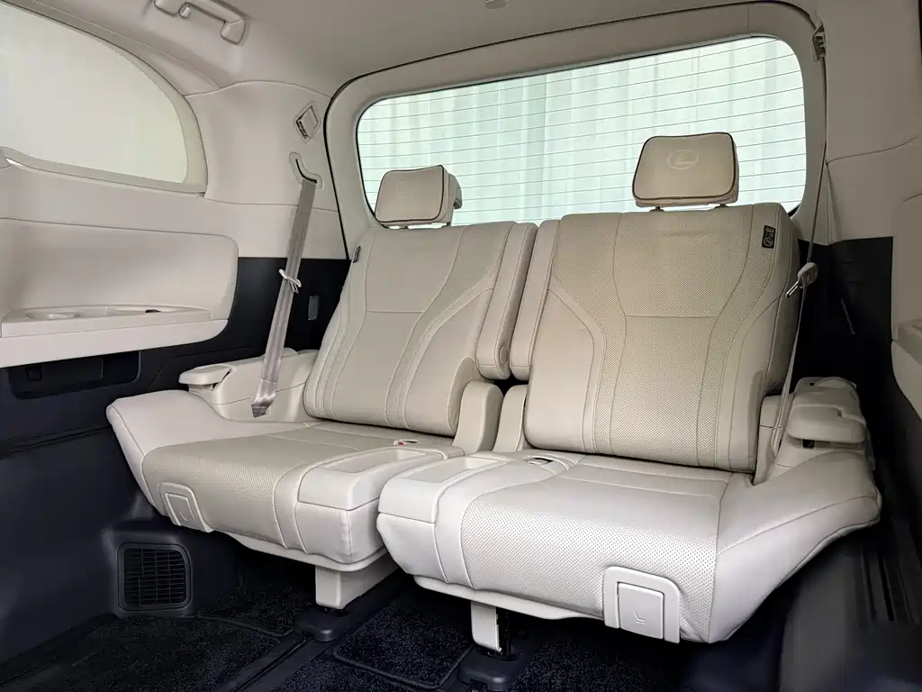 Lexus LM 2023 500h мест
