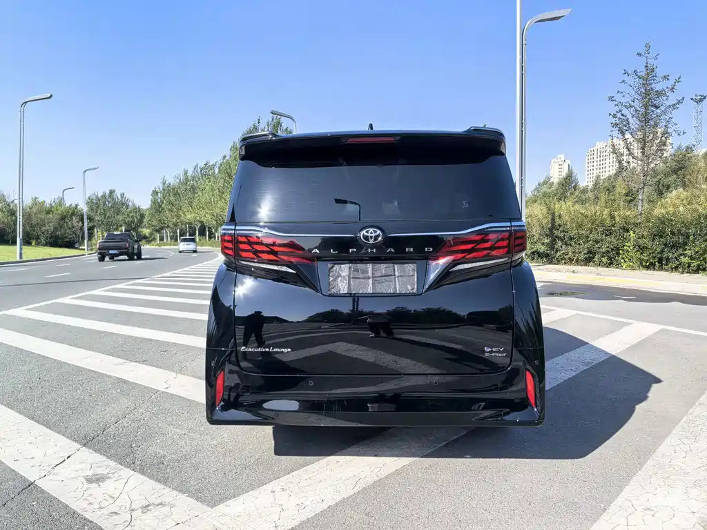 Toyota Alphard — миниатюра 5