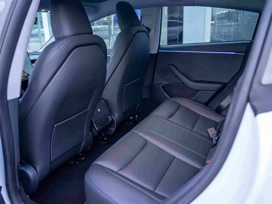 Tesla Model 3 — миниатюра 12