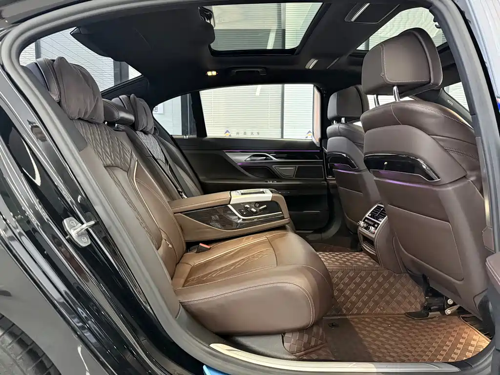 BMW 7 Series — миниатюра 10