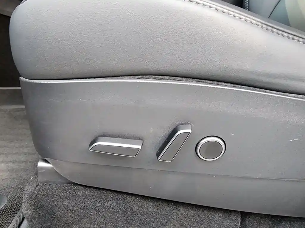 Tesla Model Y — миниатюра 24