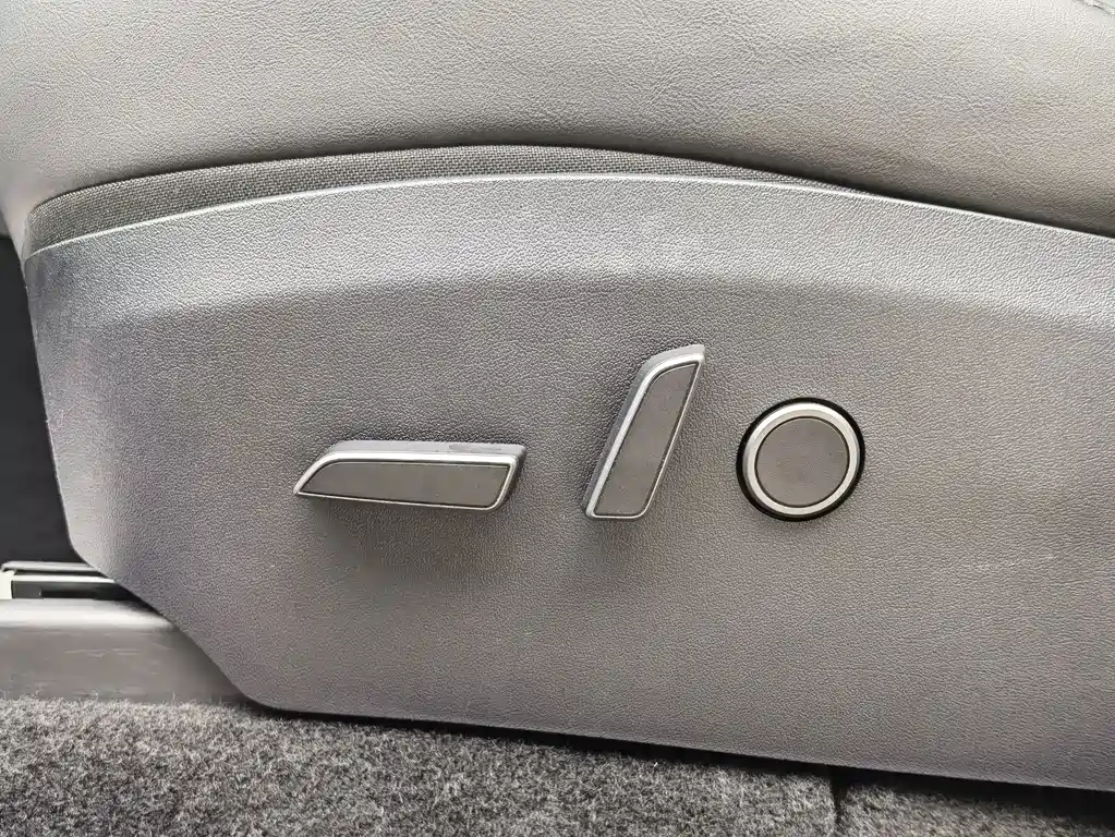 Tesla Model Y — миниатюра 13
