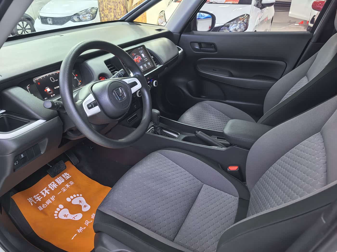 Honda Fit 1.5 л 2023 г. Белый, пробег 18000 км