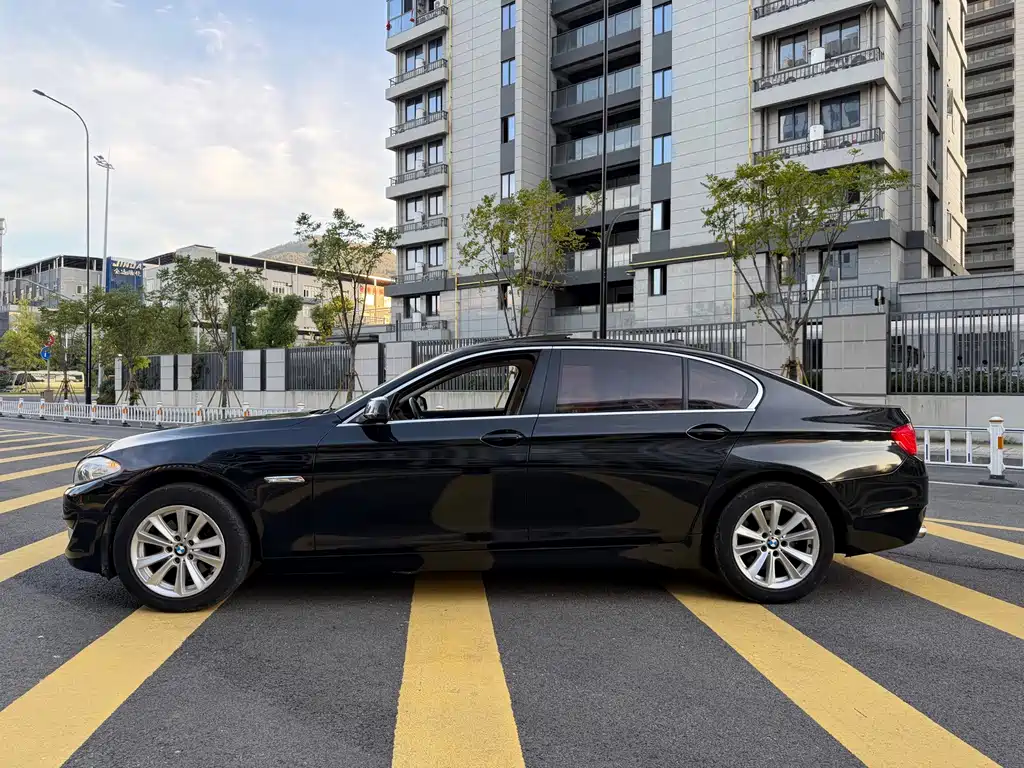 BMW 5 Series — миниатюра 4