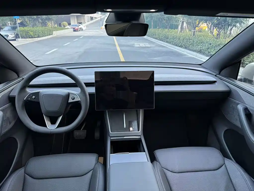 Tesla Model Y L — миниатюра 9