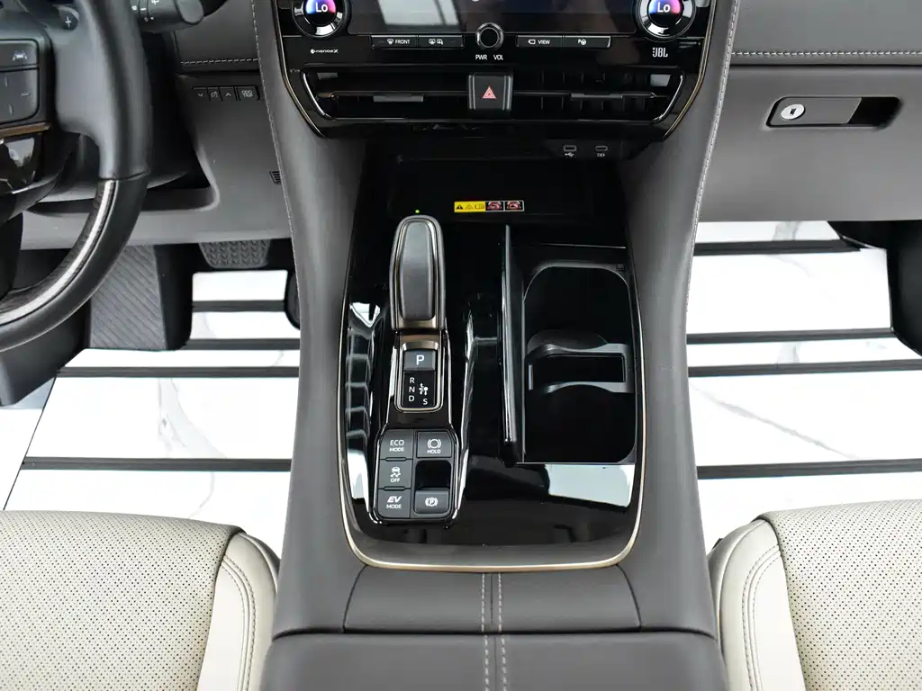 Toyota Alphard — миниатюра 9