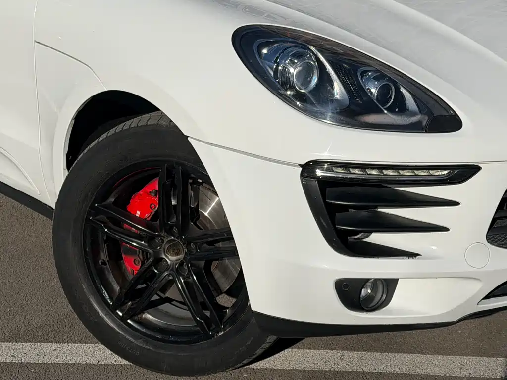 PORSCHE MACAN