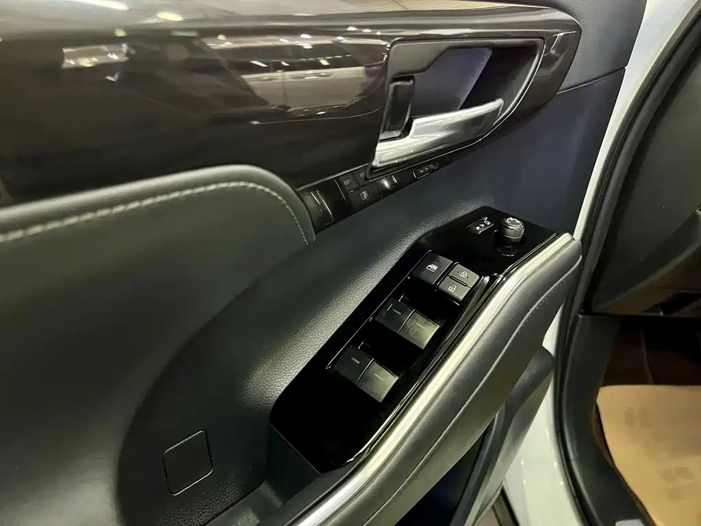 Toyota Crown Kluger — миниатюра 8