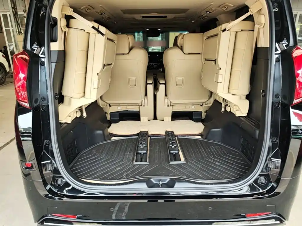 Toyota Alphard — миниатюра 19