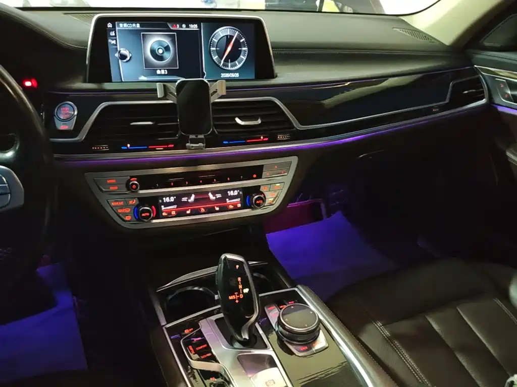 BMW 7 Series — миниатюра 13