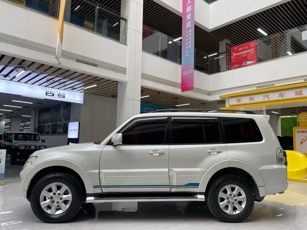 MITSUBISHI PAJERO