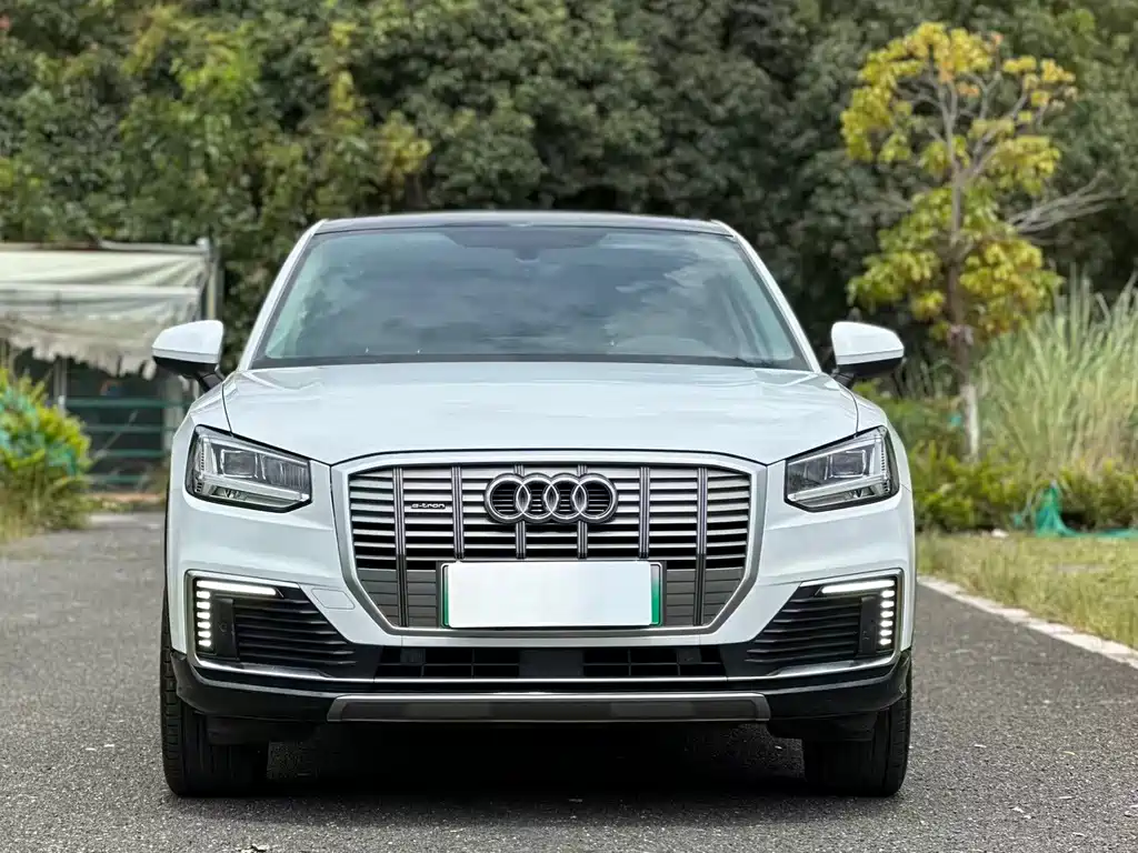 Audi Q2L e-tron — миниатюра 2