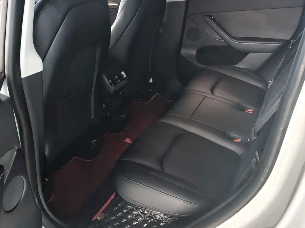Tesla Model Y — миниатюра 13