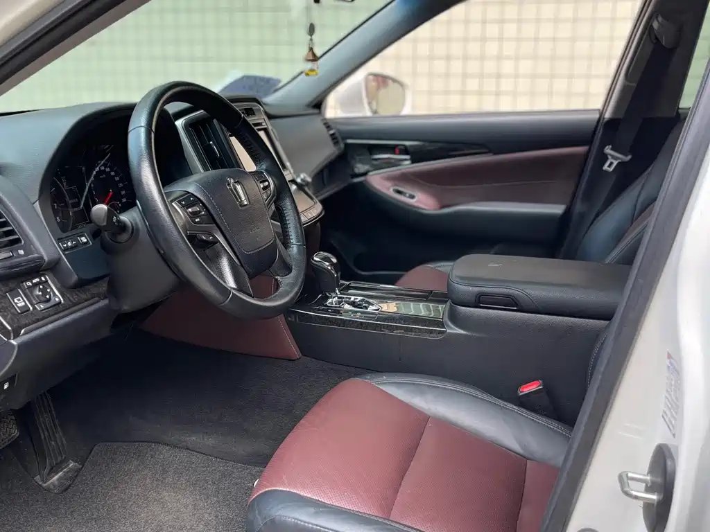 Toyota Crown — миниатюра 4
