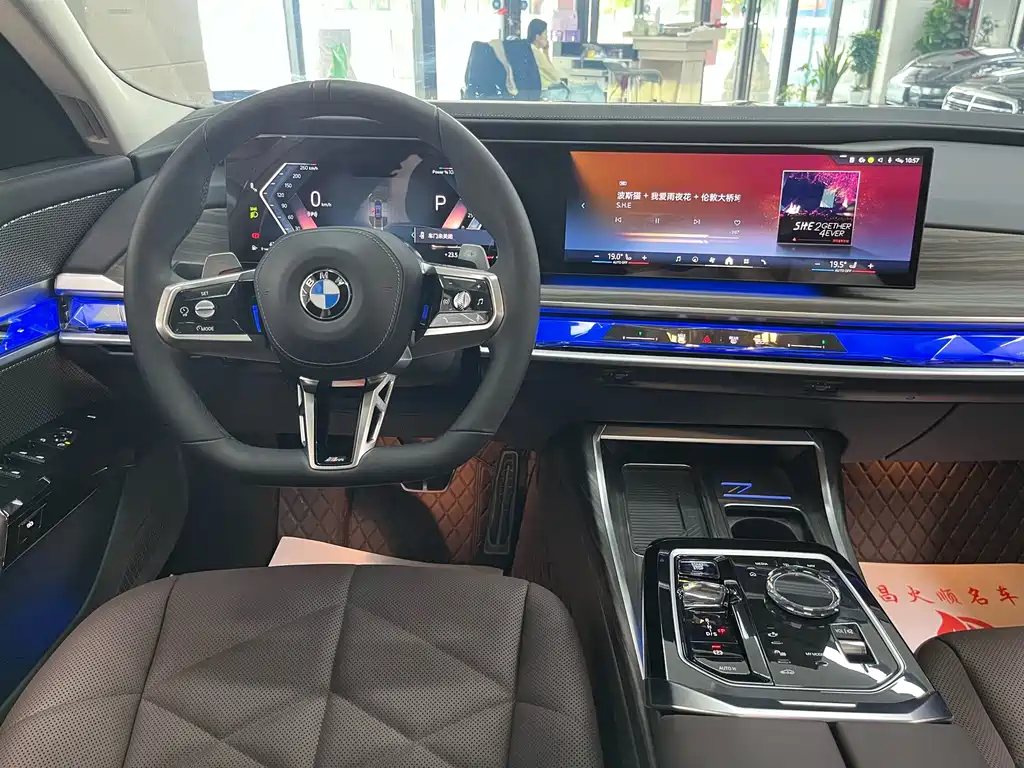 BMW 7 Series — миниатюра 11