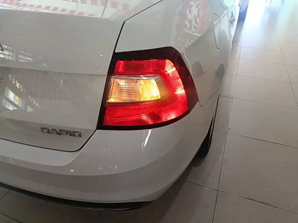Skoda Rapid — миниатюра 8