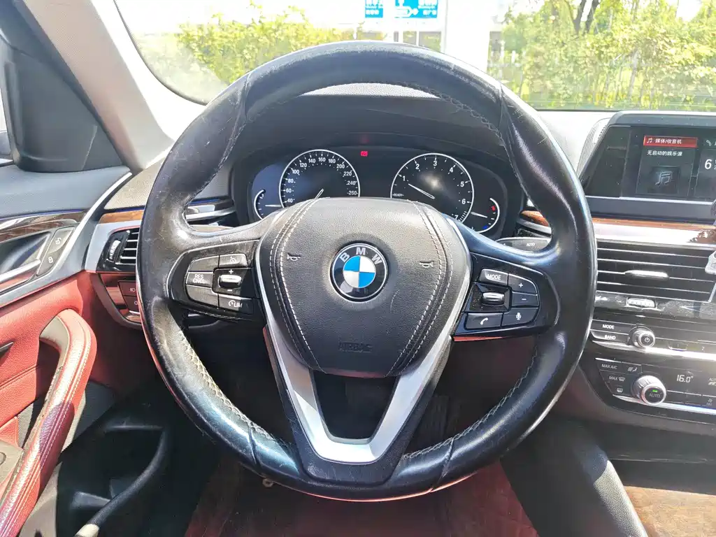 BMW 5 Series — миниатюра 18