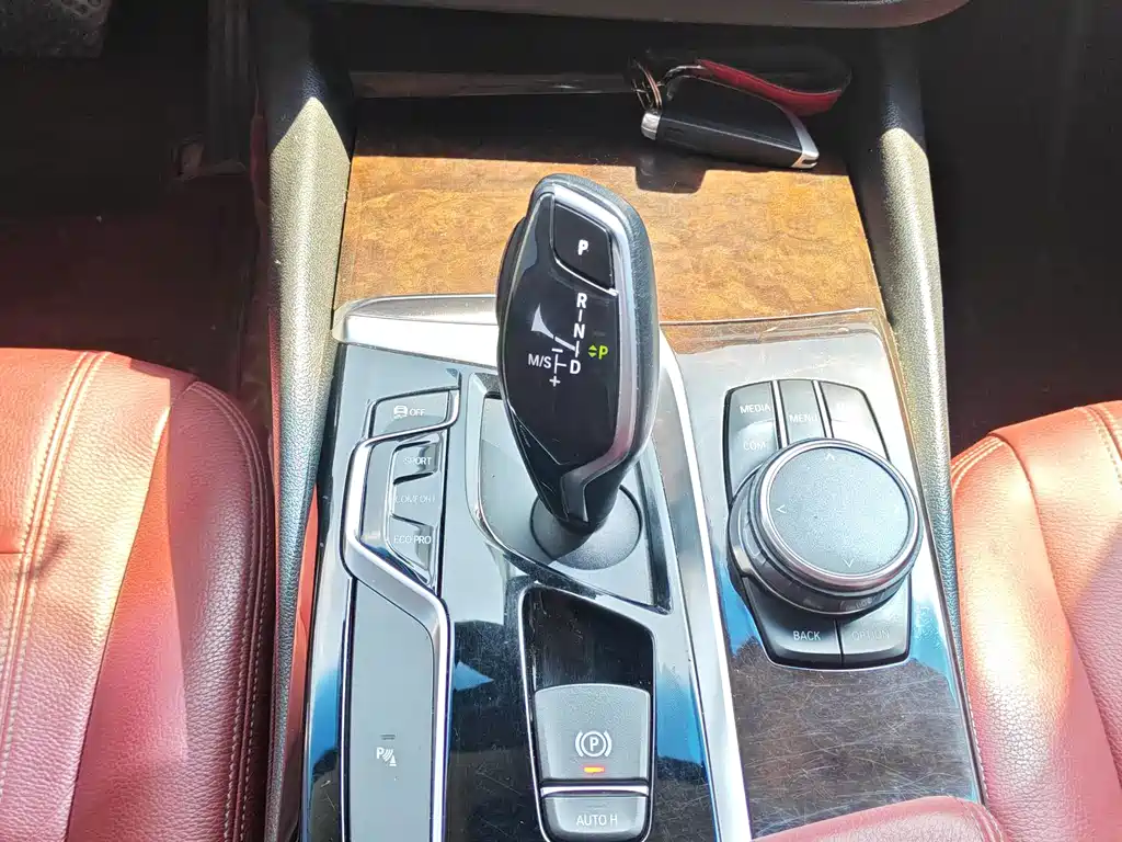 BMW 5 Series — миниатюра 17