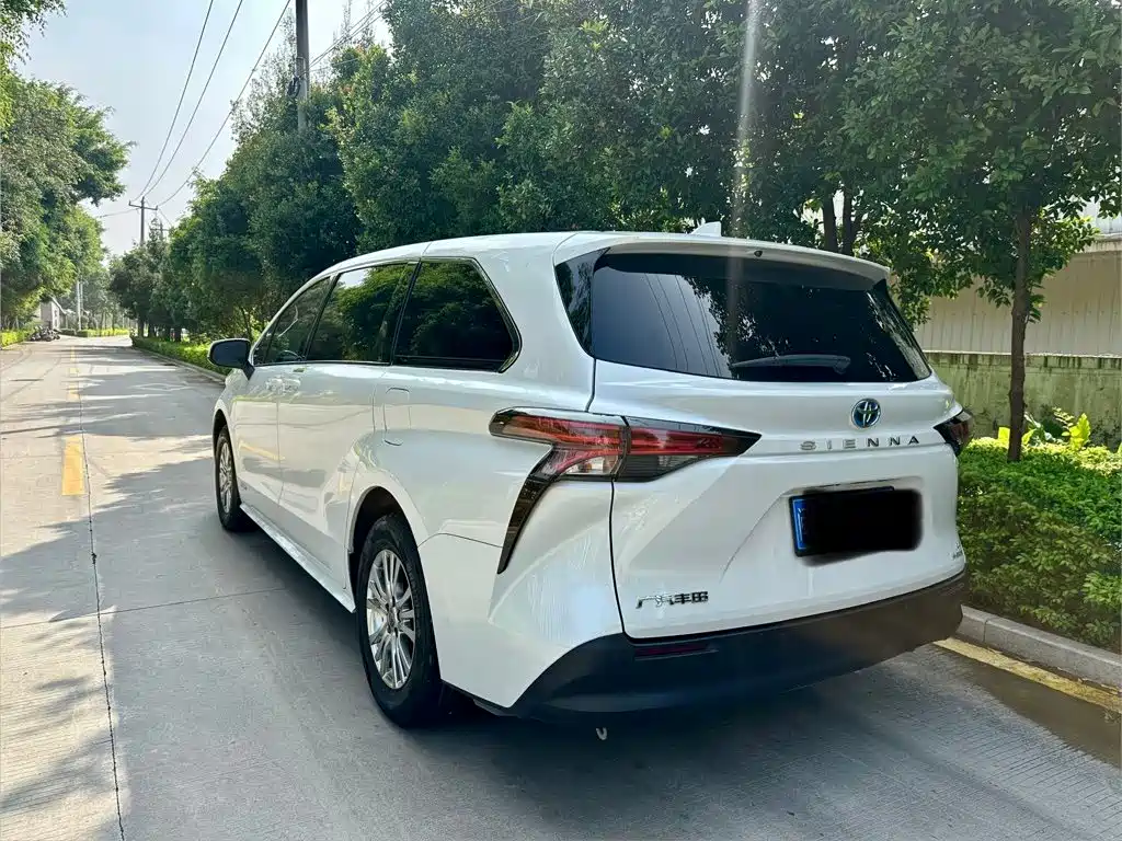 Toyota Sienna — миниатюра 6