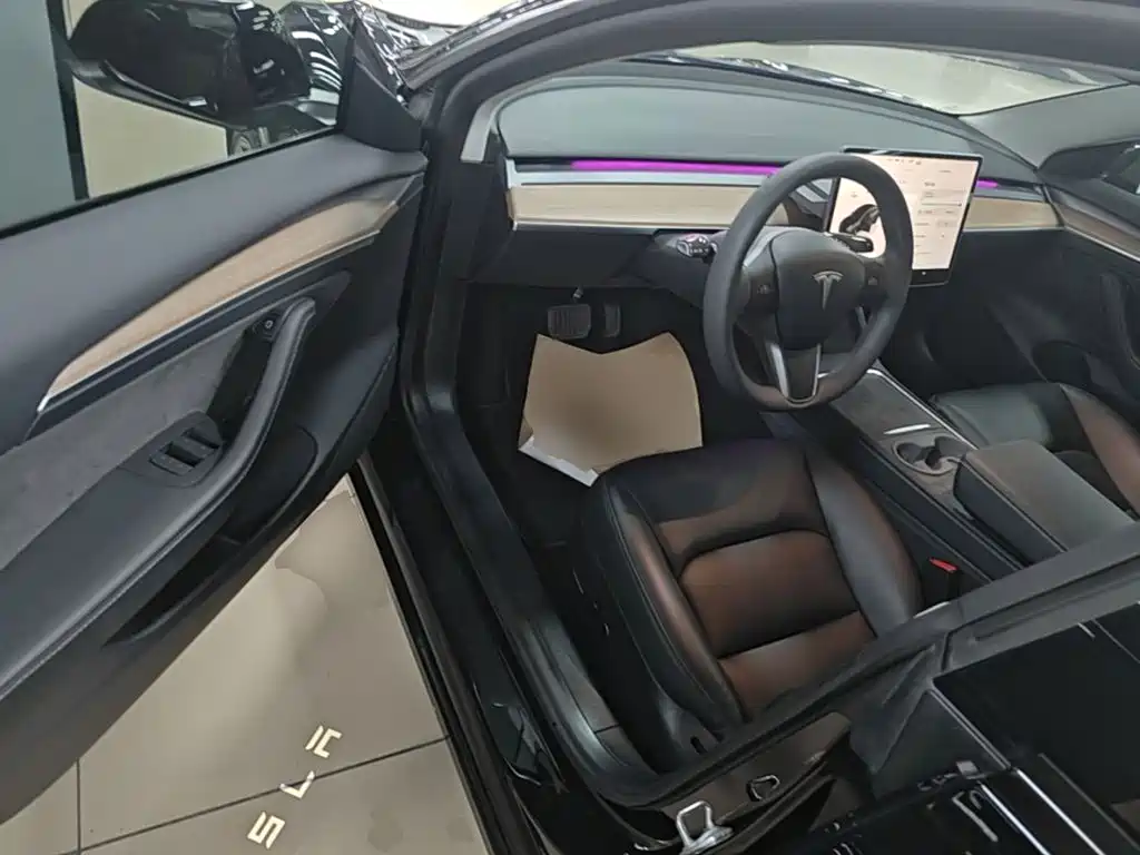 Tesla Model 3 — миниатюра 16