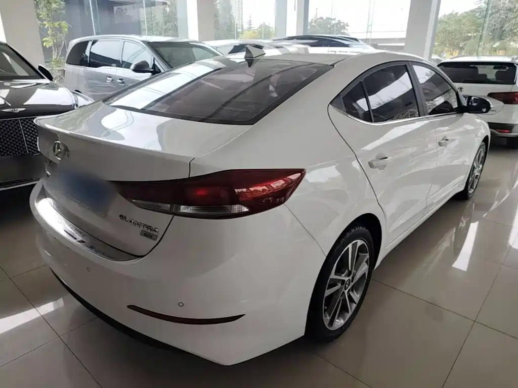 Hyundai Elantra — миниатюра 7