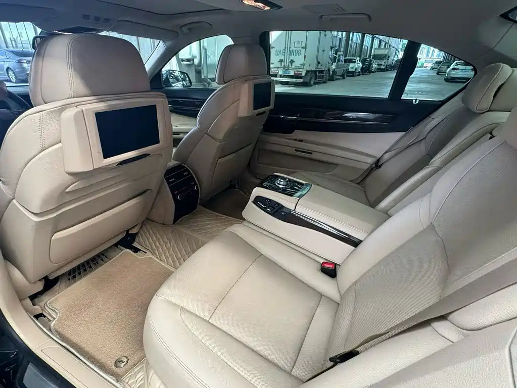 BMW 7 Series 750Li, фото 9