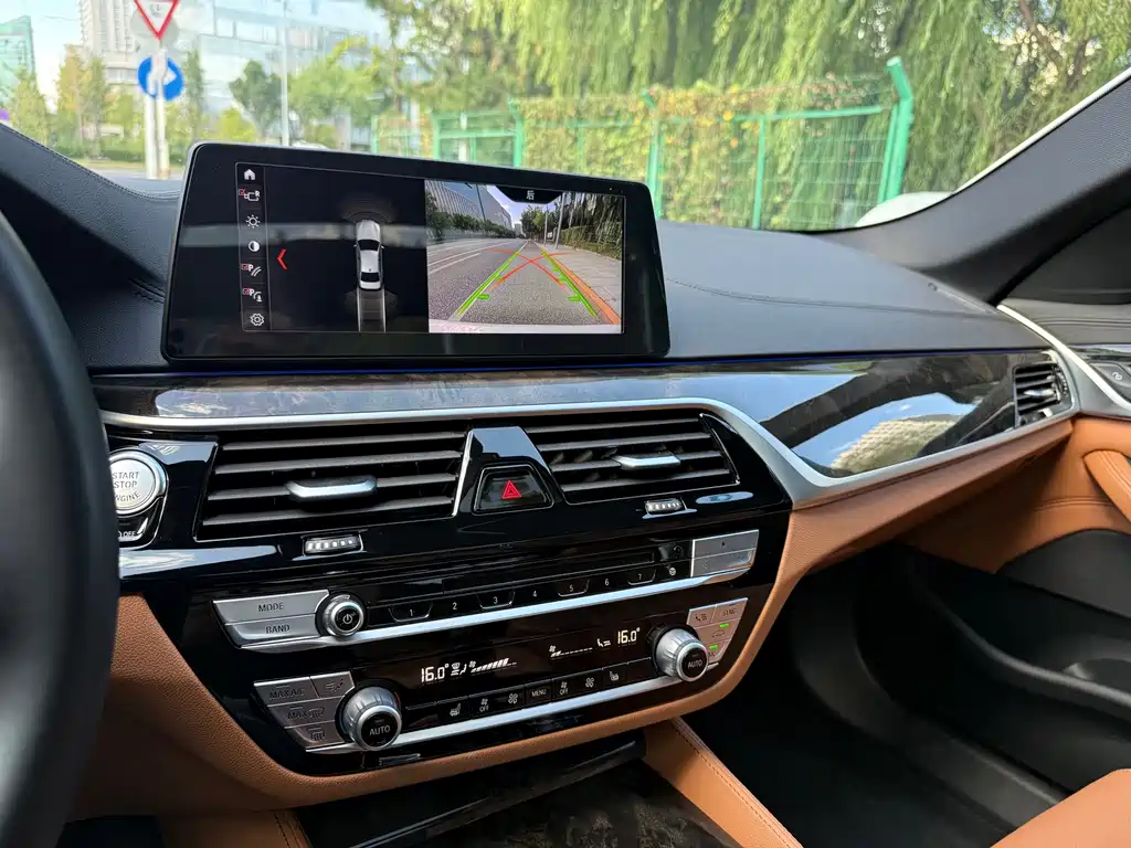 BMW 5 Series — миниатюра 24