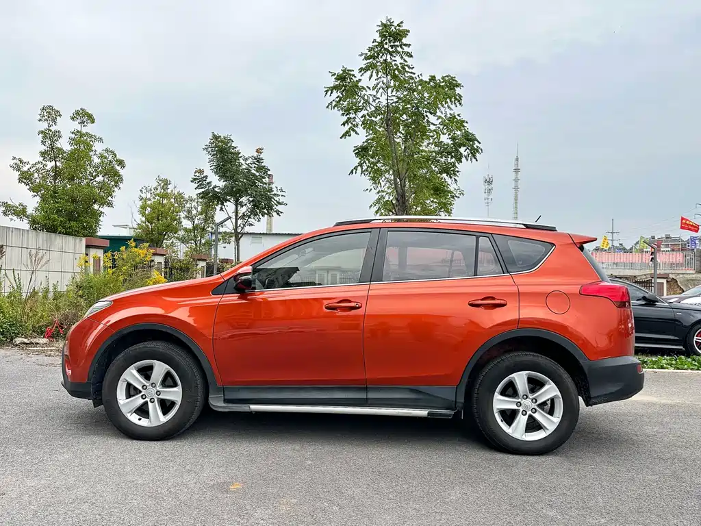 Toyota RAV4 — миниатюра 9