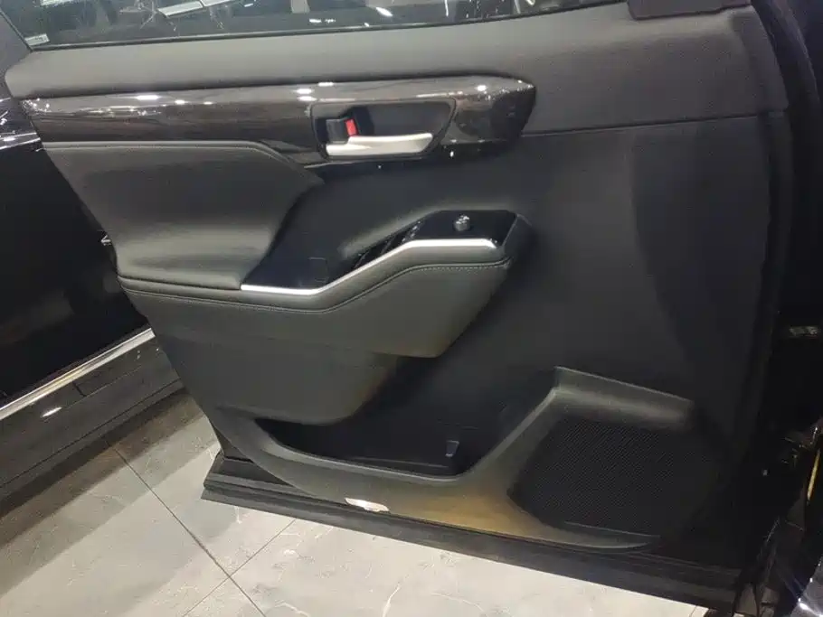Toyota Crown Kluger — миниатюра 7