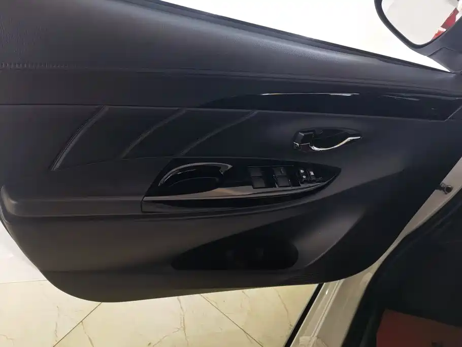 Toyota Yaris L — миниатюра 7