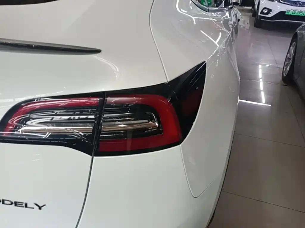 Tesla Model Y — миниатюра 8