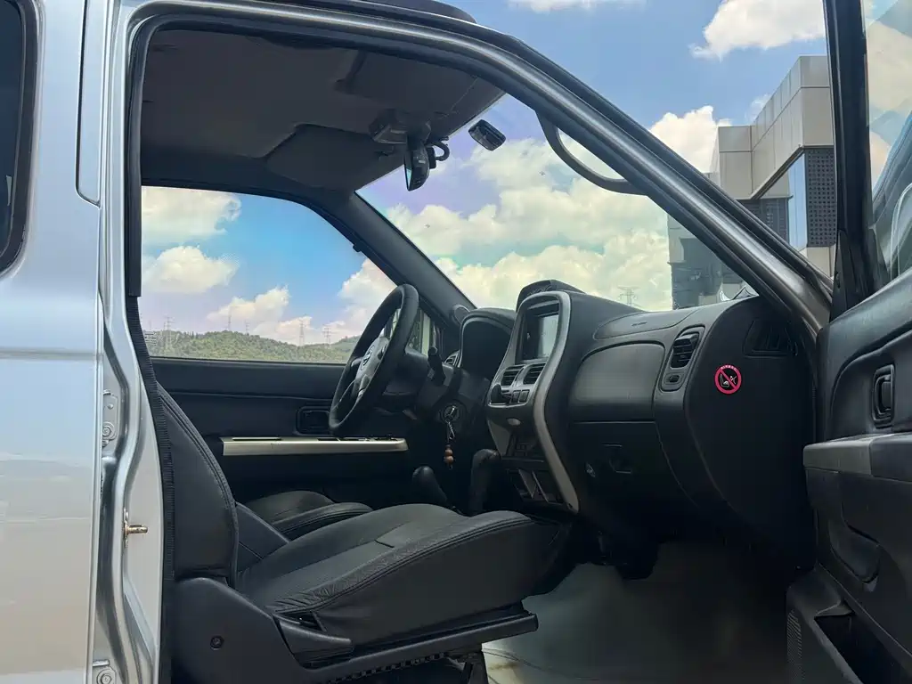Nissan Paladin — миниатюра 16