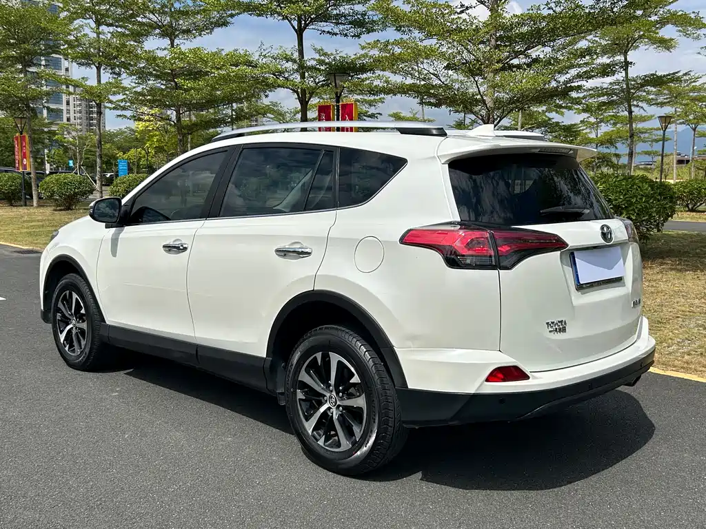 Toyota RAV4 — миниатюра 7