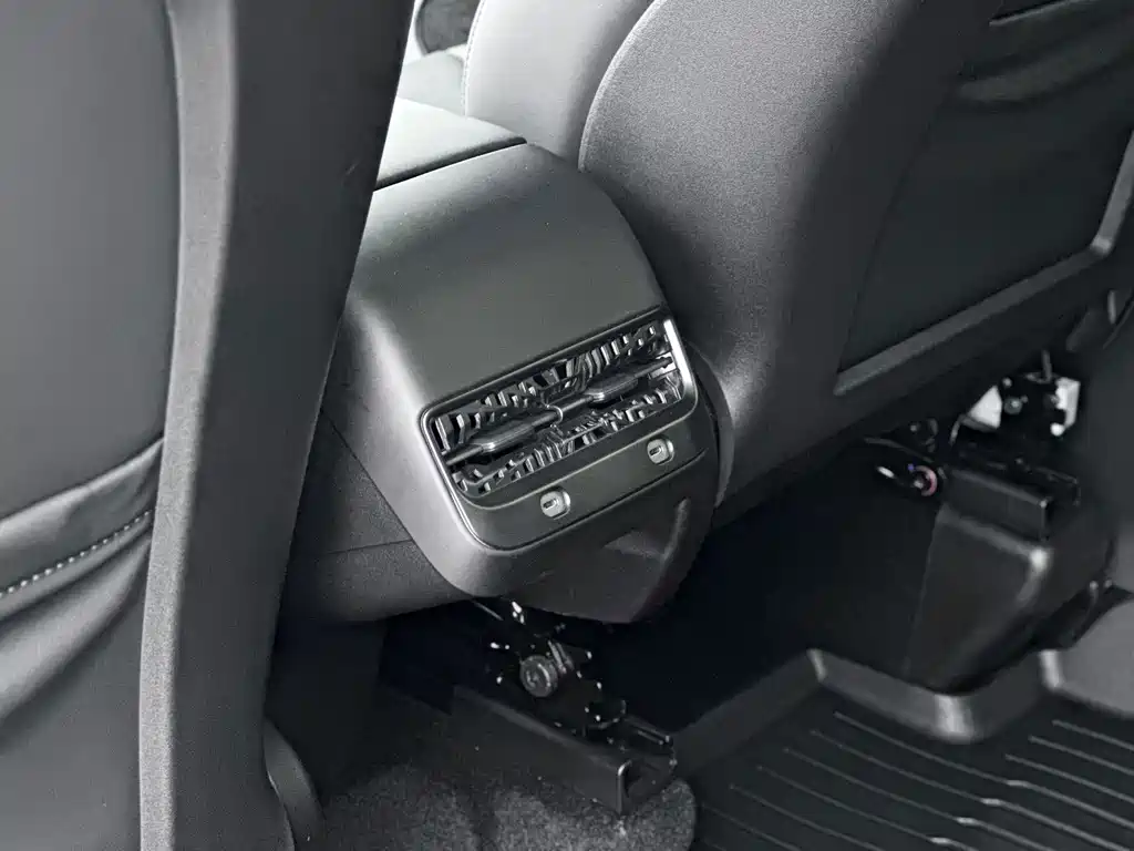 Tesla Model Y — миниатюра 16