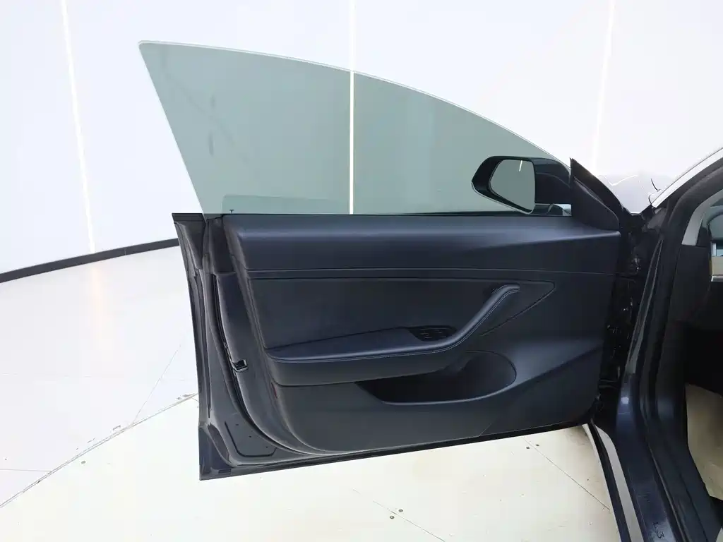 Tesla Model 3 — миниатюра 9
